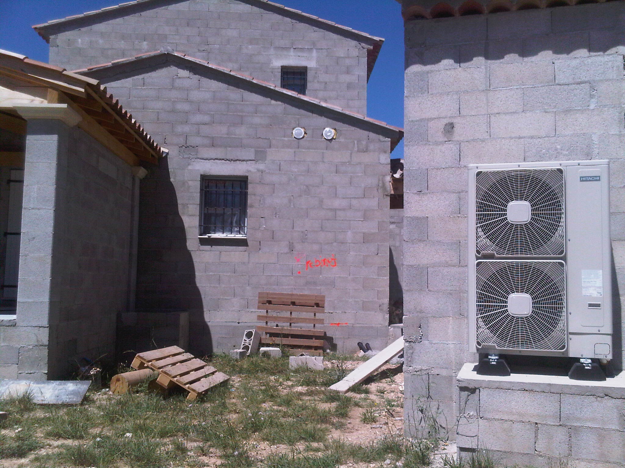 Installation à Eguilles d'une pompe à chaleur air/eau et création d'un plancher chauffant/rafraichissant d'une maison neuve 